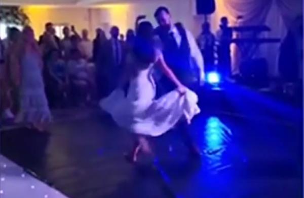 O mireasă a făcut un spectacol senzaţional de dans la propria nuntă (Video)