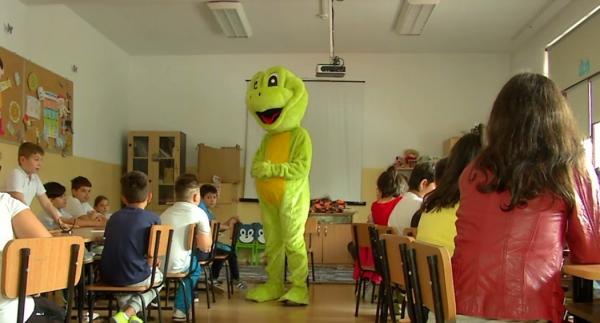 Peste 300 de elevi au fost vizitați de Freddy, vedeta campaniei de educaţie ecologică "Plastic sau Planetă"