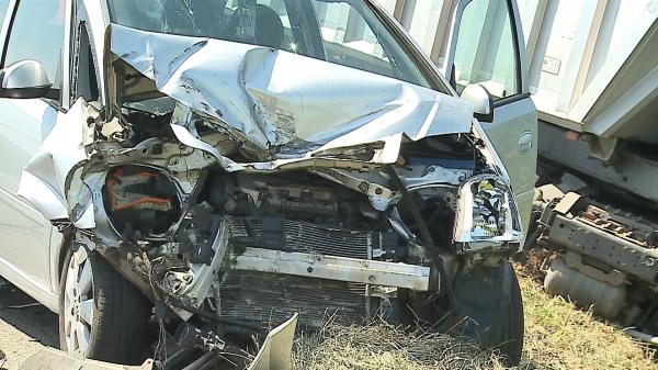 Un şofer a semănat teroare pe şosea, după o depăşire, apoi a fugit. În urma lui, un TIR spulbera un Opel (Video)