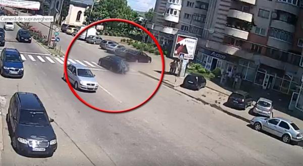O mamă şi copilul ei, accidentaţi pe o trecere de pietoni din Fălticeni (Video)