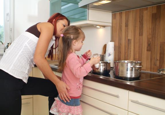 Locuința, sursă de pericole pentru copii. Cum trebuie securizate obiectele din casă