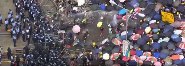 Hong Kong, paralizat de protestele a zeci de mii de oameni