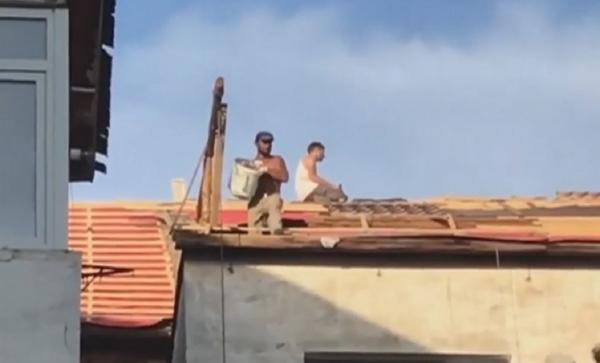 Muncitorii care aruncă moloz de pe un bloc din Zalău au stârnit indignare în online