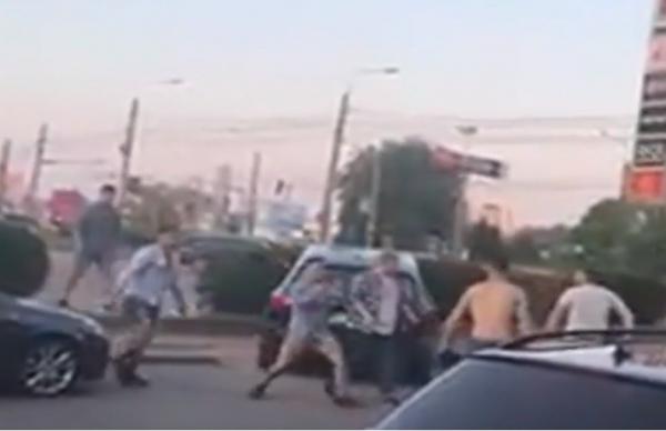 Două găşti de tineri s-au bătut pe o stradă aglomerată din Iași