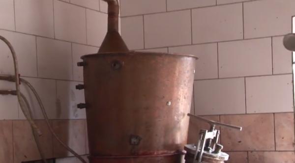 Primar din Botoşani, în comă la spital după ce cazanul de ţuică i-a explodat în faţă