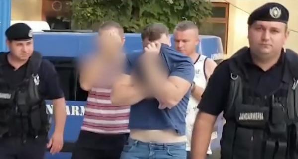 Patru bărbați, prinși în timp ce vindeau cocaină polițiștilor sub acoperire
