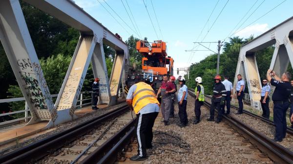 Doi adolescenți electrocutați pe un pod feroviar din București. Unul dintre ei a vrut să-și salveze prietenul
