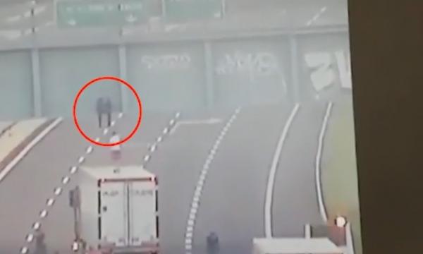 Un șofer de TIR român a salvat un adolescent din Milano care voia să se sinucidă