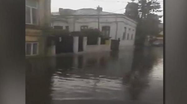 Furtună puternică în Brăila, sistemul de canalizare a cedat în jumătate de oră