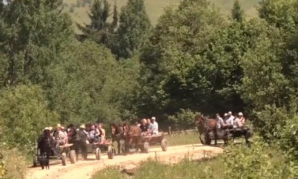 Plimbări cu căruța, gulaș și pălincă, pentru turiștii care ajung în Harghita