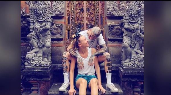 Un cuplu de români stabiliţi în Germania a cerut pe Internet bani pentru o vacanţă în Africa (Video)