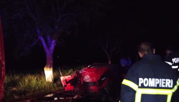 Doi tineri au murit, iar altul a ajuns în stare gravă la spital, după ce maşina în care se aflau a intrat într-un copac, în Tulcea