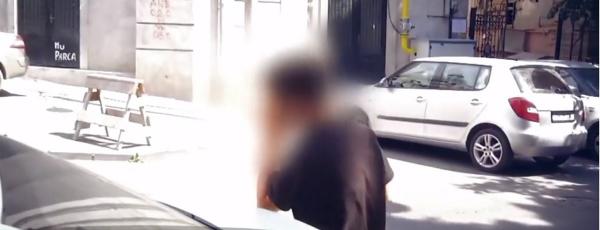 Bărbatul acuzat că a abuzat copii a revenit la vechile obiceiuri, spre disperarea părinţilor (Video)