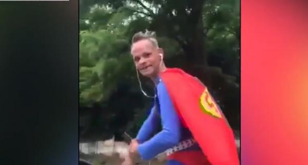 Situaţie mai puţin obişnuită pe DN1. Superman pe role, oprit în trafic de poliţişti (Video)