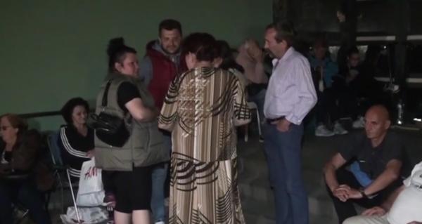 Localnicii din Alba Iulia au făcut noapte albă în faţa Primăriei pentru a obţine un loc de parcare