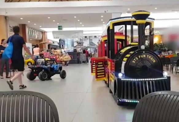 Un copil de şase ani şi-a rupt mâna în timp ce se plimba cu un trenuleţ de agrement, în Cluj (Video)