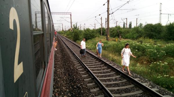 Trenuri blocate în București, după o avarie provocată de furtună. Unii călători au pornit pe jos (Video)
