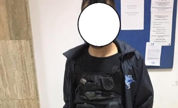 Individ deghizat în jandarm a furat mai multe bunuri dintr-o locuinţă, în Cluj (Video)