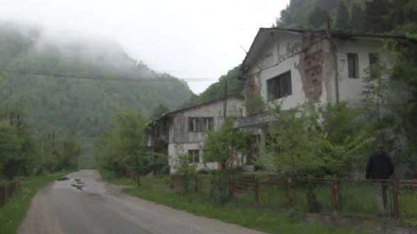 Vechile tabere şcolare au ajuns în ruină Una dintre ele este cea de la Brădăţel, în Retezat (Video)