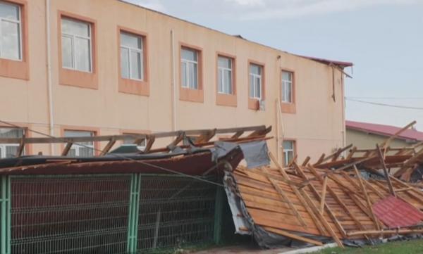 Vijeliile au făcut distrugeri în mai multe județe. Furtuni se anunță și zilele următoare