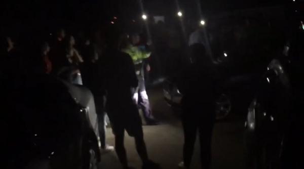 Angajata de la Protecția Copilului care s-a ocupat de adopția Sorinei, înconjurată de protestatari
