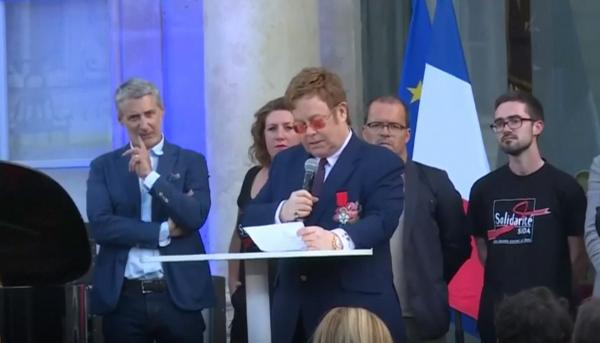 Elton John a fost decorat de Emmanuel Macron la Paris (Video)