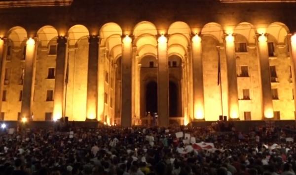 Preşedintele Parlamentului Georgiei a demisiona. 240 de oameni au fost răniţi în confruntări (Video)