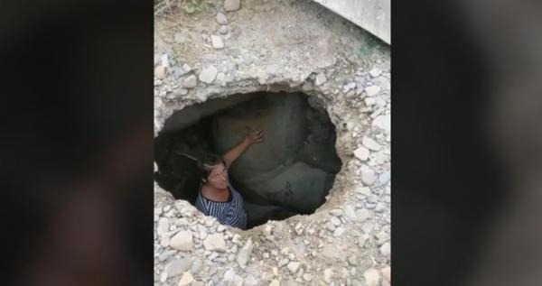 O femeie a căzut, cu tot cu asfalt, într-un crater de 4 metri, pe o stradă din Botoșani