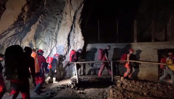 Misiune contra-cronometru, într-o peşteră din Bihor. Speolog rănit, exercițiu reușit în subteran (Video)