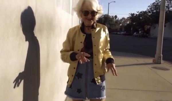 O bătrână de 90 de ani, vedetă în mediul online (Video)