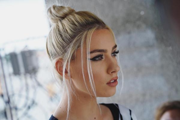 La doar 24 de ani, cântăreața JO este un artist complet (Video)