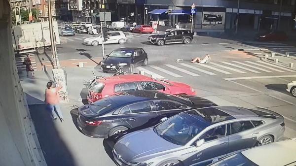 Tânără pe trotinetă electrică, spulberată de o maşină pe Calea Victoriei, în Bucureşti (Video)