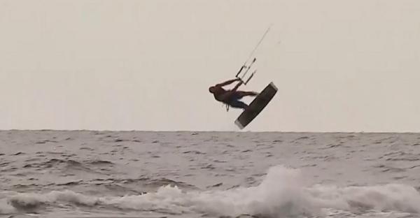 Un echipament special şi mult curaj, tot ce au nevoie iubitorii de kitesurfing