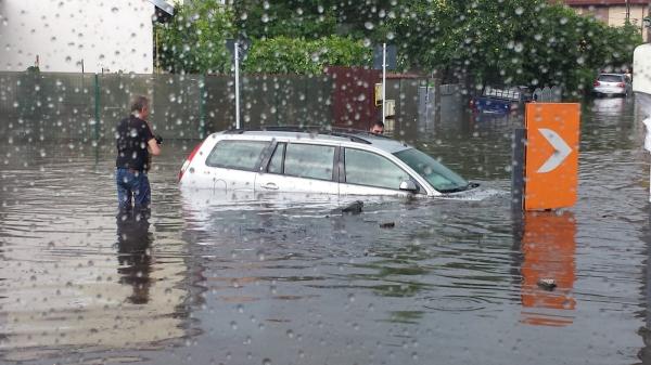 Avalanșă de coduri roșii în România. Vijeliile puternice au luat inclusiv maşini pe sus (Video)