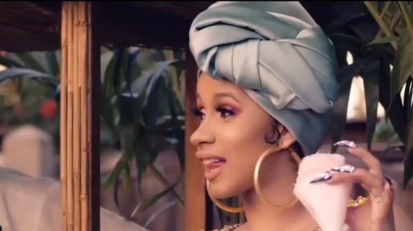 Cardi B riscă patru ani de închisoare, după ce a sărit la bătaie într-un club