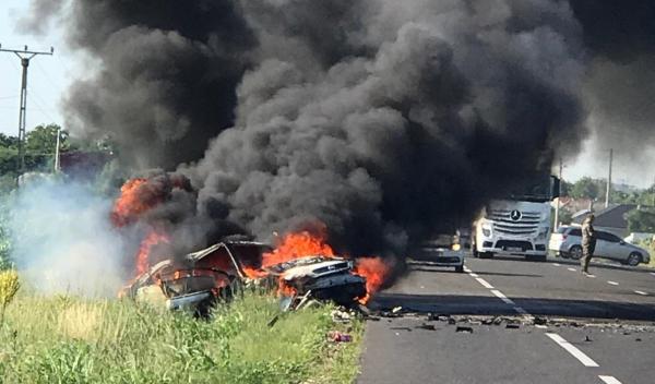 O maşină a ars ca o torţă pe şosea, în Vrancea, la Haret. Accident cu două victime (video)