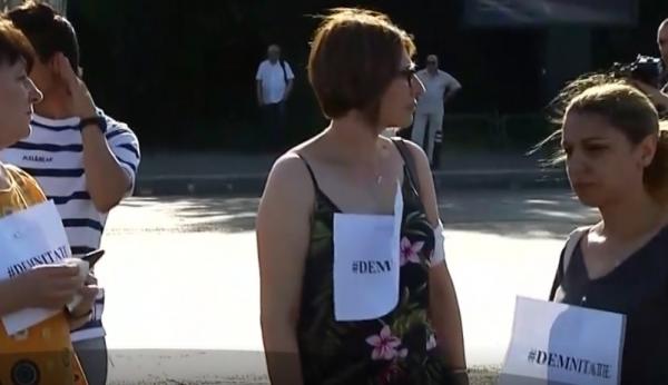 Anchetă la Teatrul Național Actorii protestează în stradă, în Piața Victoriei