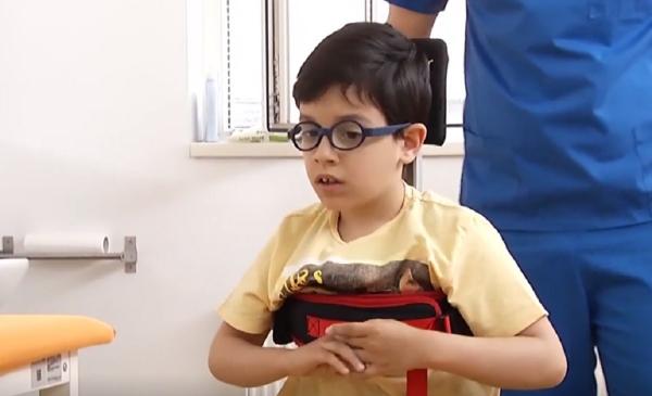 Vreau să ajut! David suferă de tetrapareză spastică și epilepsie
