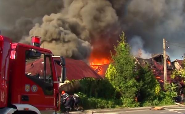 Un fost restaurant din Piteşti a ars ca o torţă. Flăcările uriaşe au mistuit complet localul (Video)