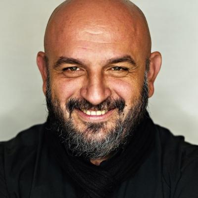 Creațiile noii generații de designeri, comentate de marele Alin Gălățescu