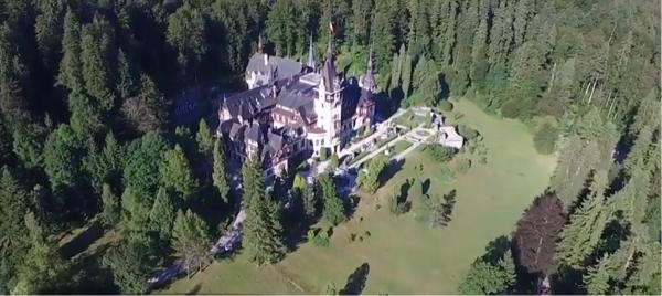 Bucăţi întregi din Castelul Peleş se degradează, sub ochii autorităţilor