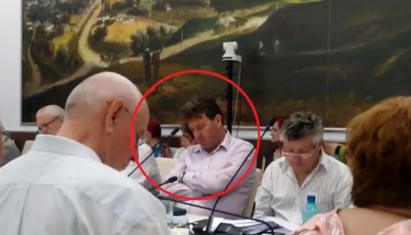 Şeful Inspectoratului Şcolar Suceava a adormit în timpul unei şedinţe a Consiliului Judeţean