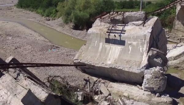 Podul de cale ferată din Budila, rupt în urma viiturilor, o ruină la un an de zile de la incident