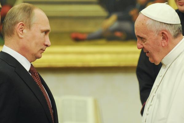 Vladimir Putin a discutat cu Papa Francisc la Vatican despre situaţia din Ucraina