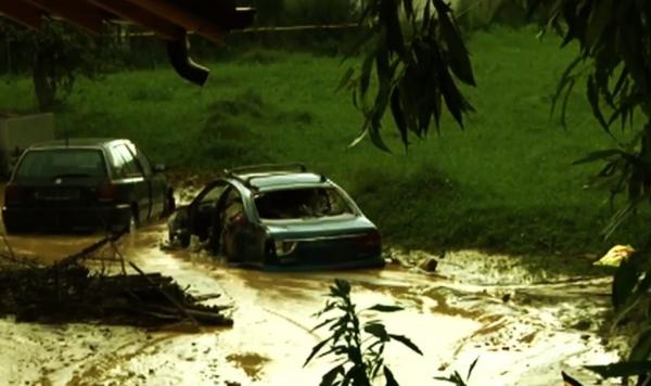 Un pârâu transformat în torent a devastat mai multe case din Rucăr