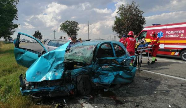 Accident cumplit în Constanţa. Cinci victime, după un impact devastator