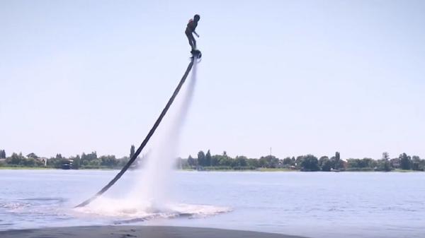 Flyboard, cea mai la modă distracţie pe apă