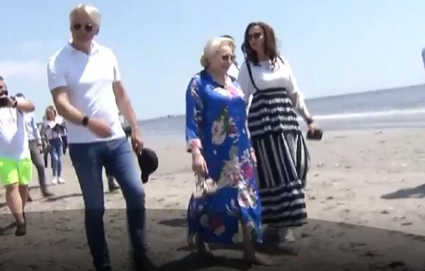 Premierul Viorica Dănilă, desculţă pe plaja din Sulina