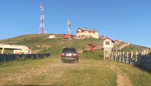 Un bărbat a intrat cu maşina pe pârtia Sorica, din Azuga