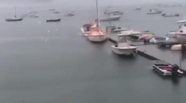 Iaht lovit de trăsnet în timpul unei furtuni puternice, într-un port din Boston